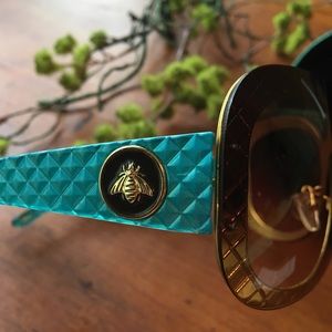 Joan Rivers Sunglasses ✨🕶🐝